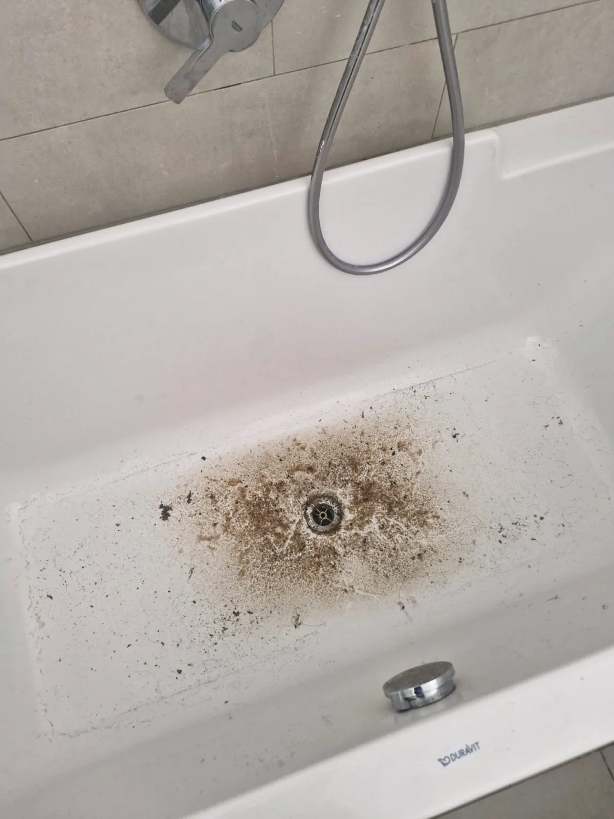 Rohrreinigung Bielefeld – verstopfter Ablauf vor der Reinigung, das Wasser steht
